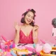 Seorang beauty influencer wanita sedang membuat konten video review produk di depan smartphone, sebuah contoh nyata dari penerapan strategi influencer marketing.